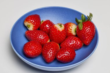 Masanın üzerinde yenmeye hazır çilekler..