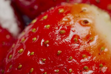 Masanın üzerinde yenmeye hazır çilekler..