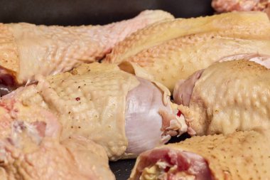 Organik bir çiftlikte tepside yetiştirilmiş tavuk eti..