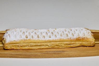 Tatlı peynirli çörek ve üzerine pudra şekeri serpiştirilmiş kuru üzümler, evde üretilen..