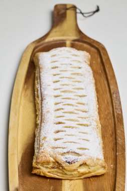 Tatlı peynirli çörek ve üzerine pudra şekeri serpiştirilmiş kuru üzümler, evde üretilen..