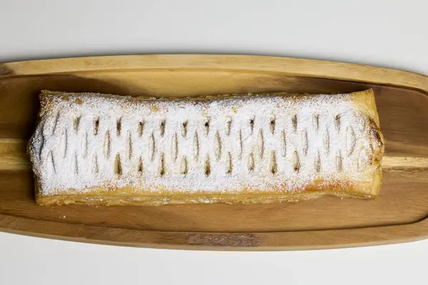 Tatlı peynirli çörek ve üzerine pudra şekeri serpiştirilmiş kuru üzümler, evde üretilen..