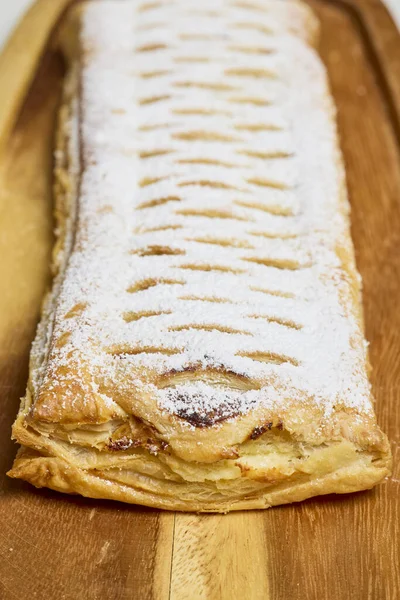 Tatlı peynirli çörek ve üzerine pudra şekeri serpiştirilmiş kuru üzümler, evde üretilen..