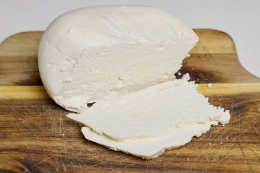 Tahtada dilimlenmiş Telemea peyniri.