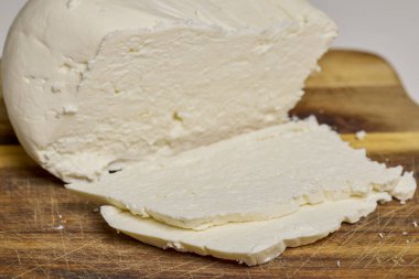 Tahtada dilimlenmiş Telemea peyniri.