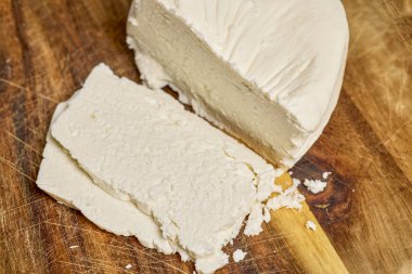 Tahtada dilimlenmiş Telemea peyniri.