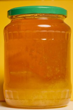 Evde, masada yapılmış bir kavanoz bal..