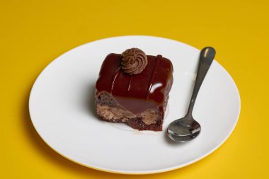 Tabakta ve kaşıkta Amandina keki.