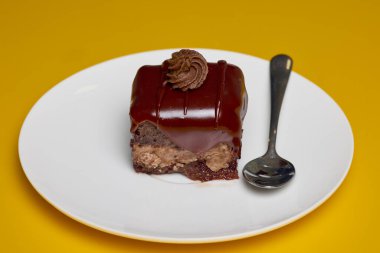 Tabakta ve kaşıkta Amandina keki.