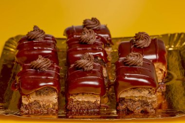 Kağıt tabakta taze Amandina kekleri.