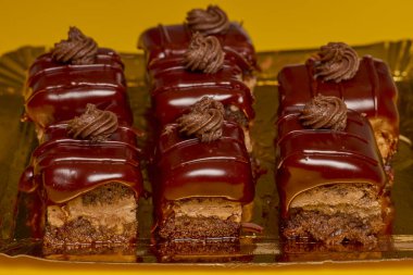 Kağıt tabakta taze Amandina kekleri.