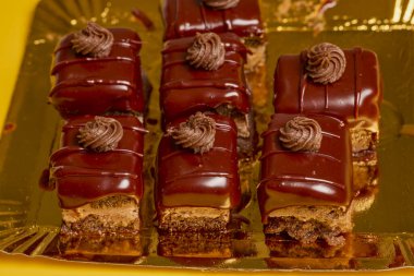 Kağıt tabakta taze Amandina kekleri.