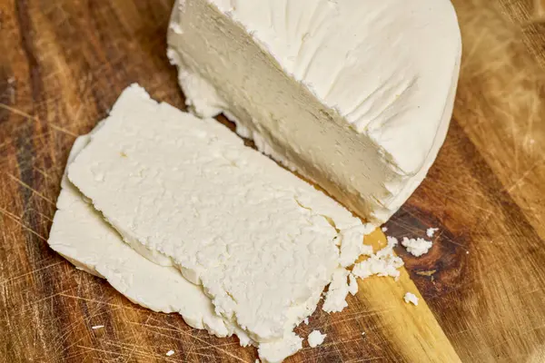 Tahtada dilimlenmiş Telemea peyniri.