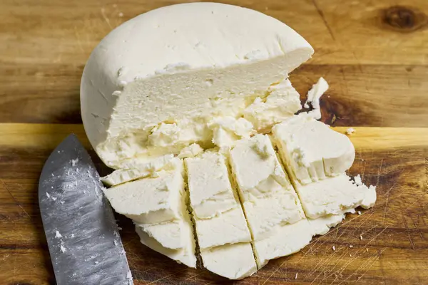 Tahtada dilimlenmiş Telemea peyniri.