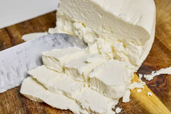 Tahtada dilimlenmiş Telemea peyniri.