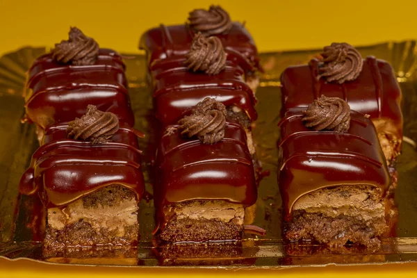 Kağıt tabakta taze Amandina kekleri.