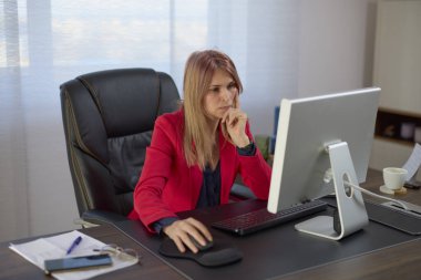 Ofisteki iş kadını bilgisayarda çalışıyor, farklı jestler ve pozisyonlar..