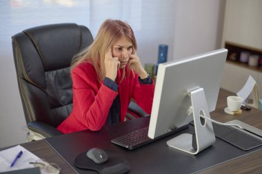 Ofisteki iş kadını bilgisayarda çalışıyor, farklı jestler ve pozisyonlar..