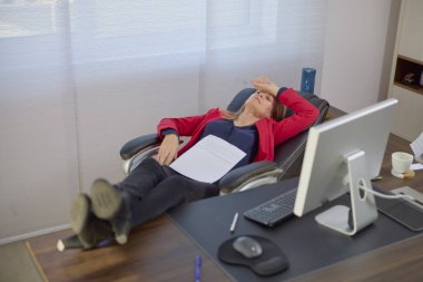 Ofisteki iş kadını bilgisayarda çalışıyor, farklı jestler ve pozisyonlar..