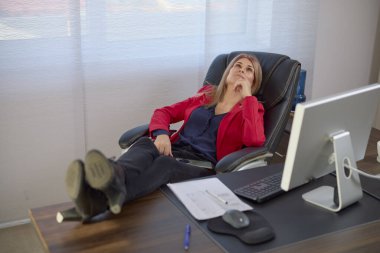 Ofisteki iş kadını bilgisayarda çalışıyor, farklı jestler ve pozisyonlar..