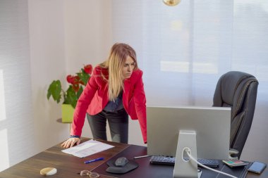 Ofisteki iş kadını bilgisayarda çalışıyor, farklı jestler ve pozisyonlar..