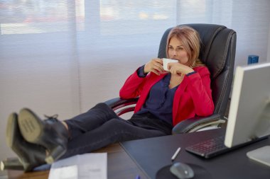 Ofisteki iş kadını işe ara verirken dinleniyor..