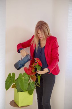 Ofisteki iş kadını işe ara verirken dinleniyor..