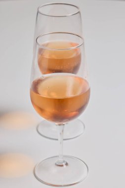 Masada iki bardak gül şarabı..