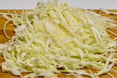 Tahta bir helikopterde ince ince doğranmış taze lahana.