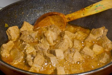 Domuz eti, yemek pişirmek için bir tavada parçalara ayrıldı.