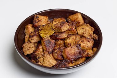 Kızarmış domuz eti parçaları, kasede yemeye hazır..