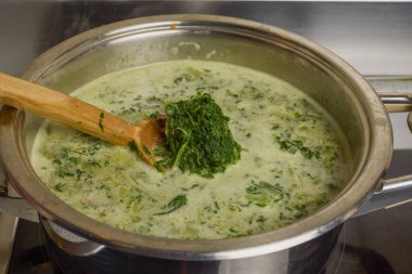 Ispanak çorbası ocağın üstünde..