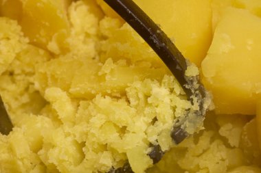 Patates püresi yapmak için ezilmiş patatesle resmi kapat.