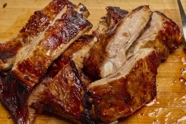 Tahta bir helikopterde domuz pirzolası yemeye hazır..