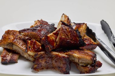 Tabakta pirzola hazır..