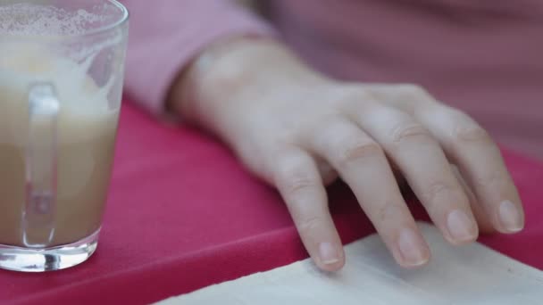 Κοντινό Πλάνο Χέρι Μιας Γυναίκας Ελαφρά Χτυπώντας Τραπέζι Δάχτυλά Της — Αρχείο Βίντεο
