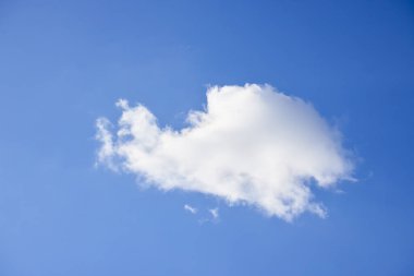 Mavi gökyüzünde güzel ve kabarık bulutları olan manzara.