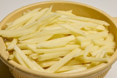 Kızartılmaya hazır bir kasede patates kes..