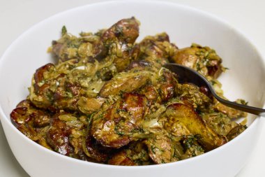 Tavuk ciğeri fırında soğan, dereotu, tuz ve biberle pişirildi..