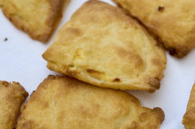 Peynirli mini köftelerle kapatın..