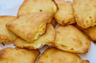 Peynirli mini köftelerle kapatın..