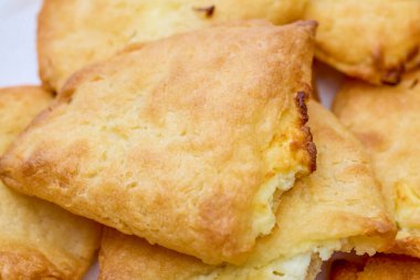 Peynirli mini köftelerle kapatın..