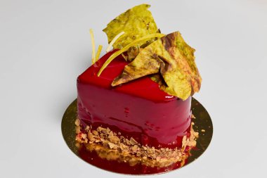 Kremalı ve yenilebilir süslemeli bademli pasta.