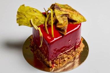 Kremalı ve yenilebilir süslemeli bademli pasta.