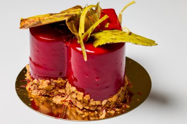 Kremalı ve yenilebilir süslemeli bademli pasta.