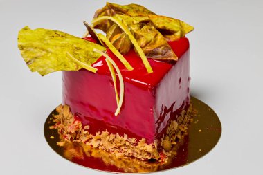 Kremalı ve yenilebilir süslemeli bademli pasta.