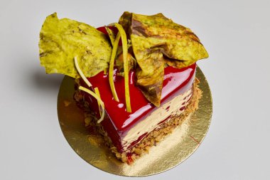 Kremalı ve yenilebilir süslemeli bademli pasta.