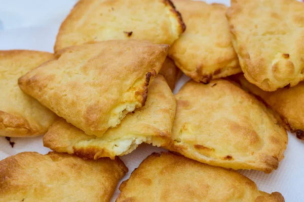 Peynirli mini köftelerle kapatın..