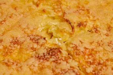 Yumurtalı spagetti ve fırında pişirilmiş parmesan peyniri, yemeye hazır..