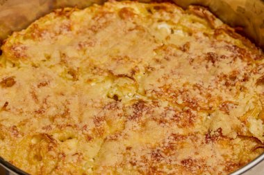 Yumurtalı spagetti ve fırında pişirilmiş parmesan peyniri, yemeye hazır..